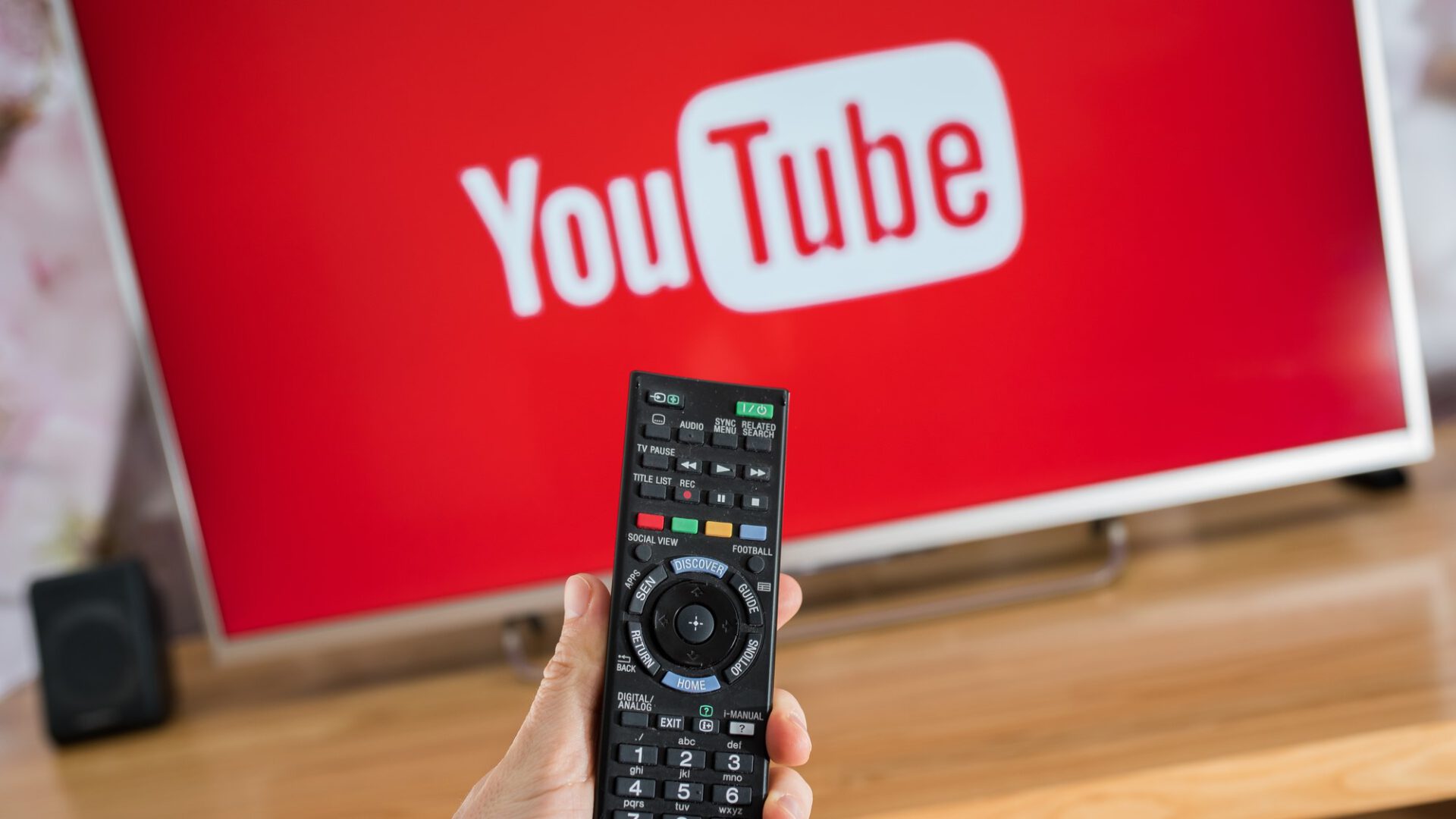 YouTube cucerește ecranele TV. Ce se întâmplă cu televiziunea clasică