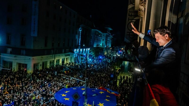Cum își bate joc Nicușor Dan de România